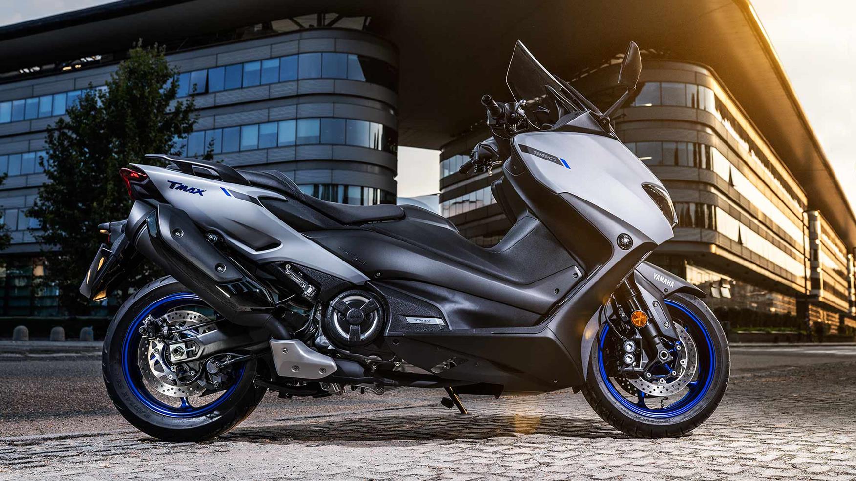 Yamaha TMAX 560 side-on Yamaha TMAX 560 side-on