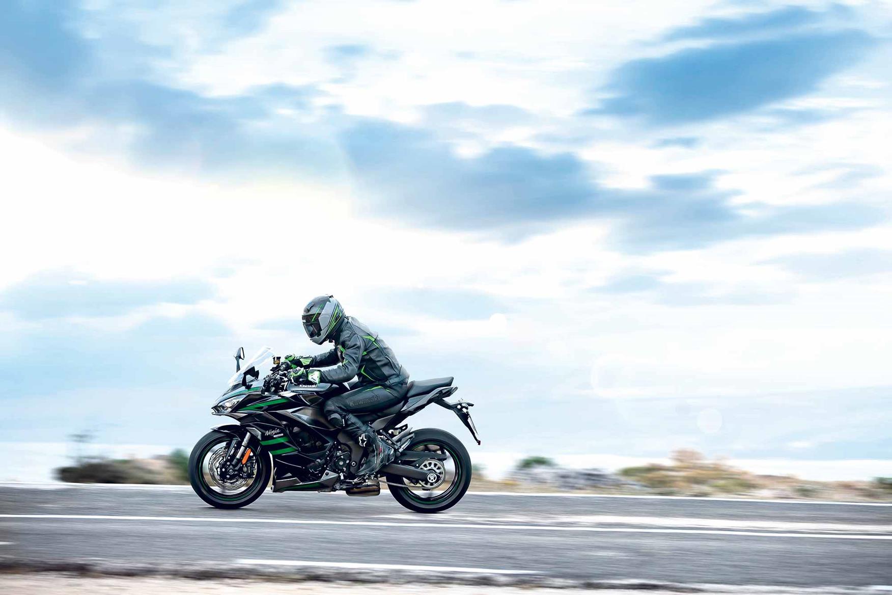 Kawasaki Ninja 1000SX riding Kawasaki Ninja 1000SX riding