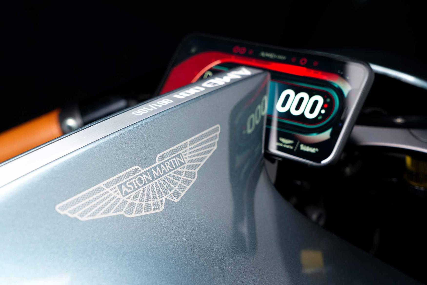 The bike's fin ends at the TFT screen The bike's fin ends at the TFT screen