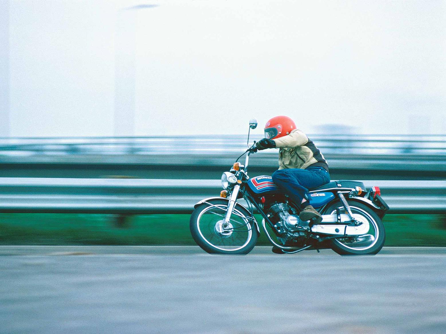Cornering on an early Honda CG125 Cornering on an early Honda CG125