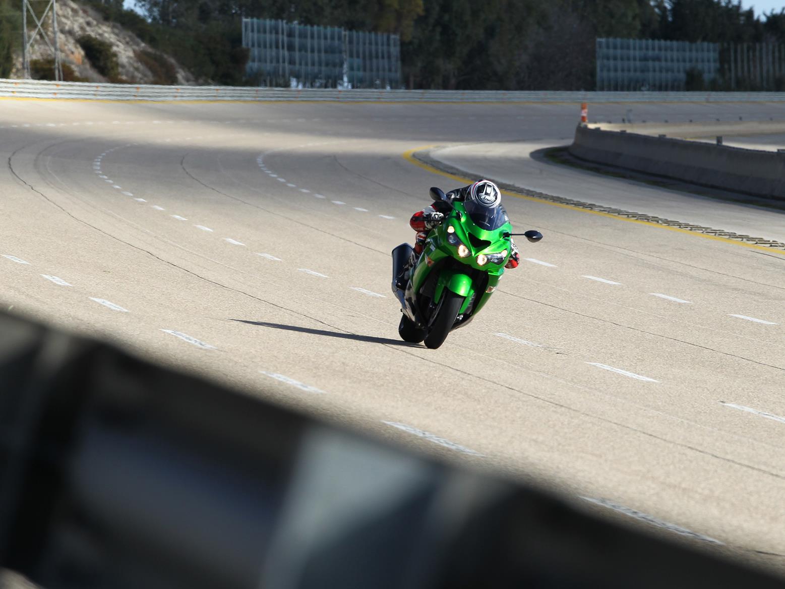 Kawasaki ZZR1400 top speed at Nardo Ring Kawasaki ZZR1400 top speed at Nardo Ring