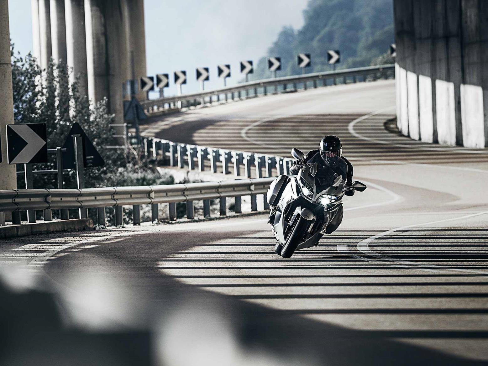 Riding the Yamaha FJR1300AS Riding the Yamaha FJR1300AS