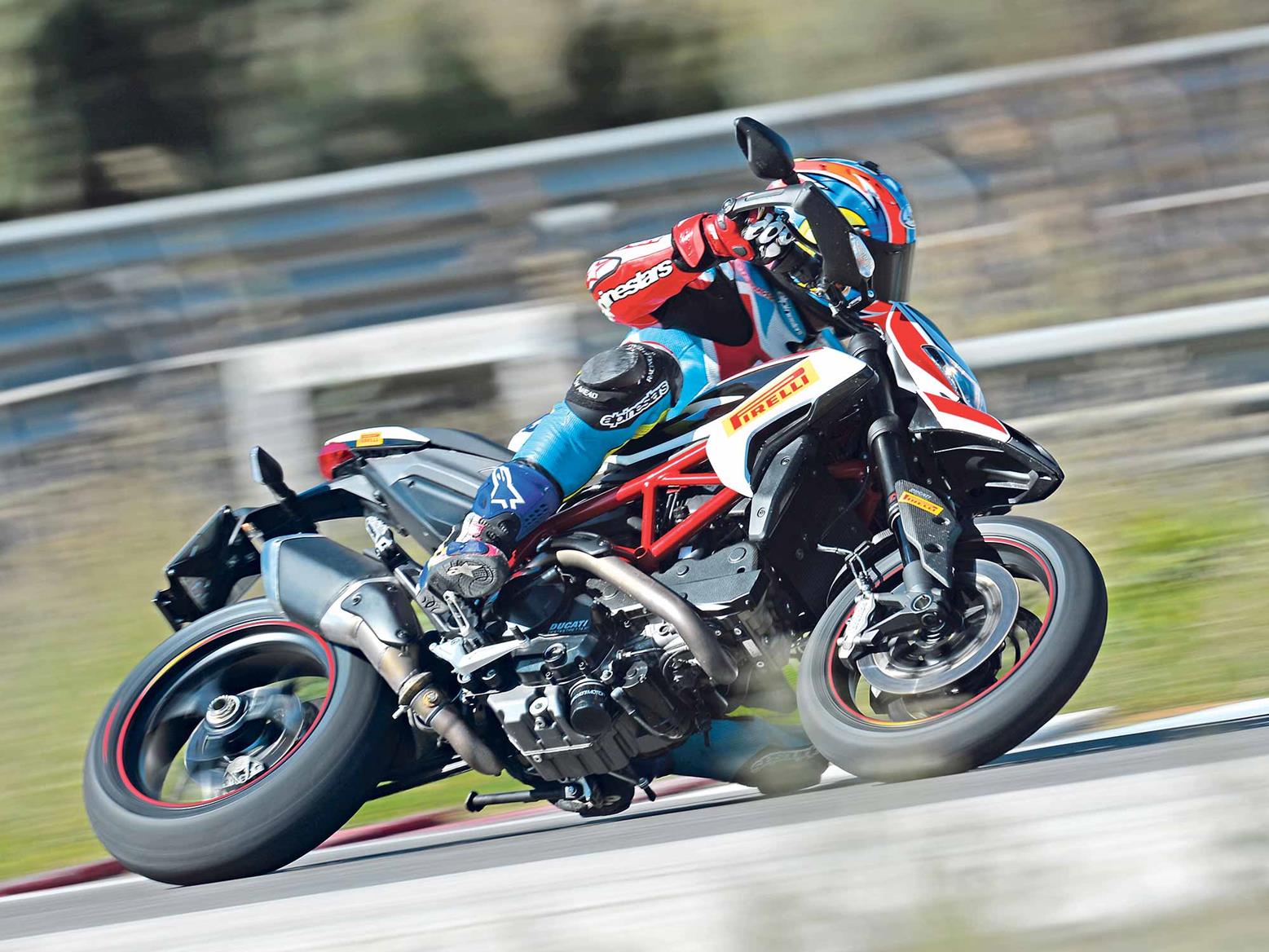Knee down on the Ducati Hypermotard 821 SP Knee down on the Ducati Hypermotard 821 SP