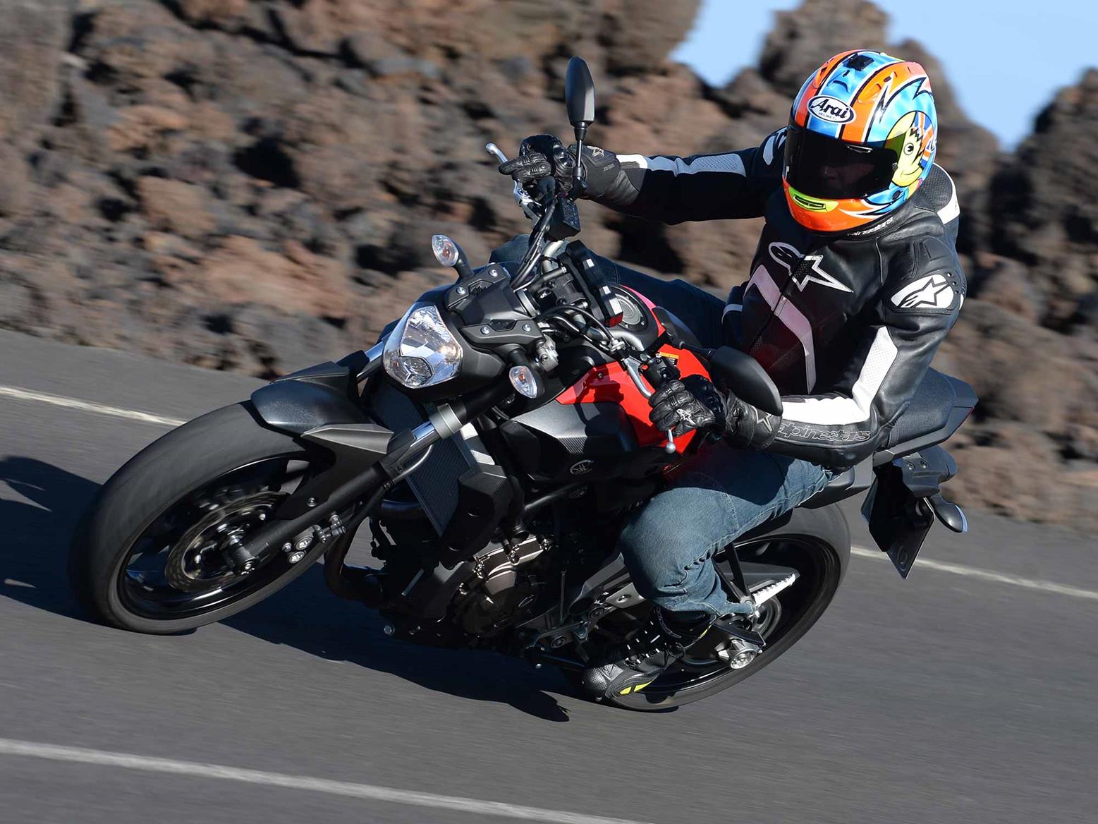 Cornering o the original Yamaha MT-07 Cornering o the original Yamaha MT-07