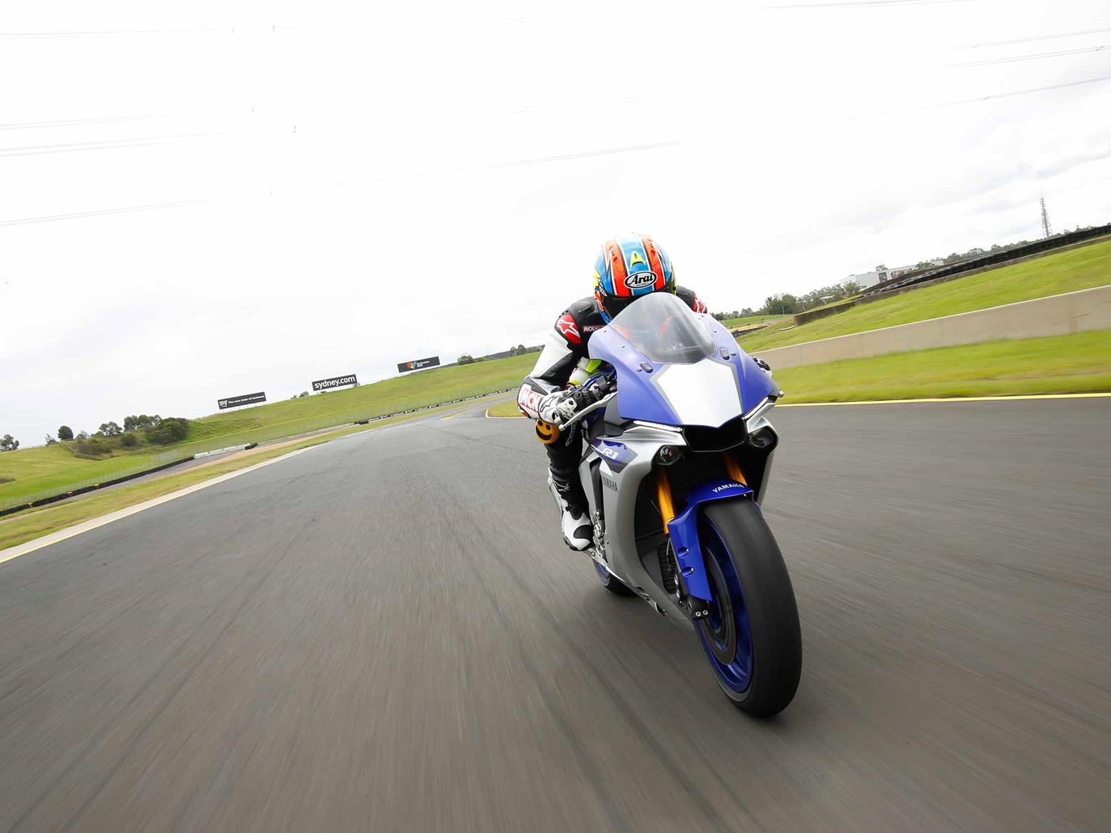 Riding the 2015 Yamaha R1 Riding the 2015 Yamaha R1