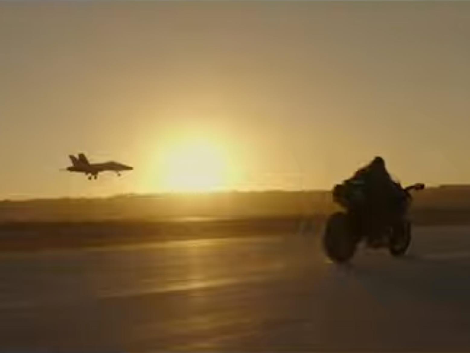 Tom Cruise races a fighter jet on a Kawasaki H2 Tom Cruise races a fighter jet on a Kawasaki H2