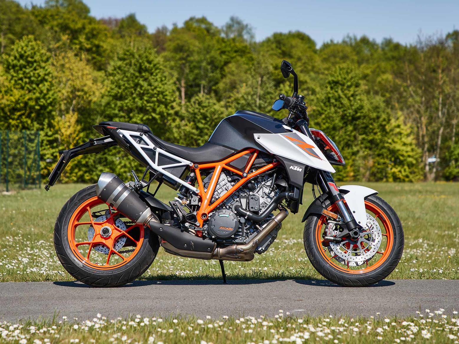 A side-on view of the 2017 KTM 1290 Super Duke R A side-on view of the 2017 KTM 1290 Super Duke R