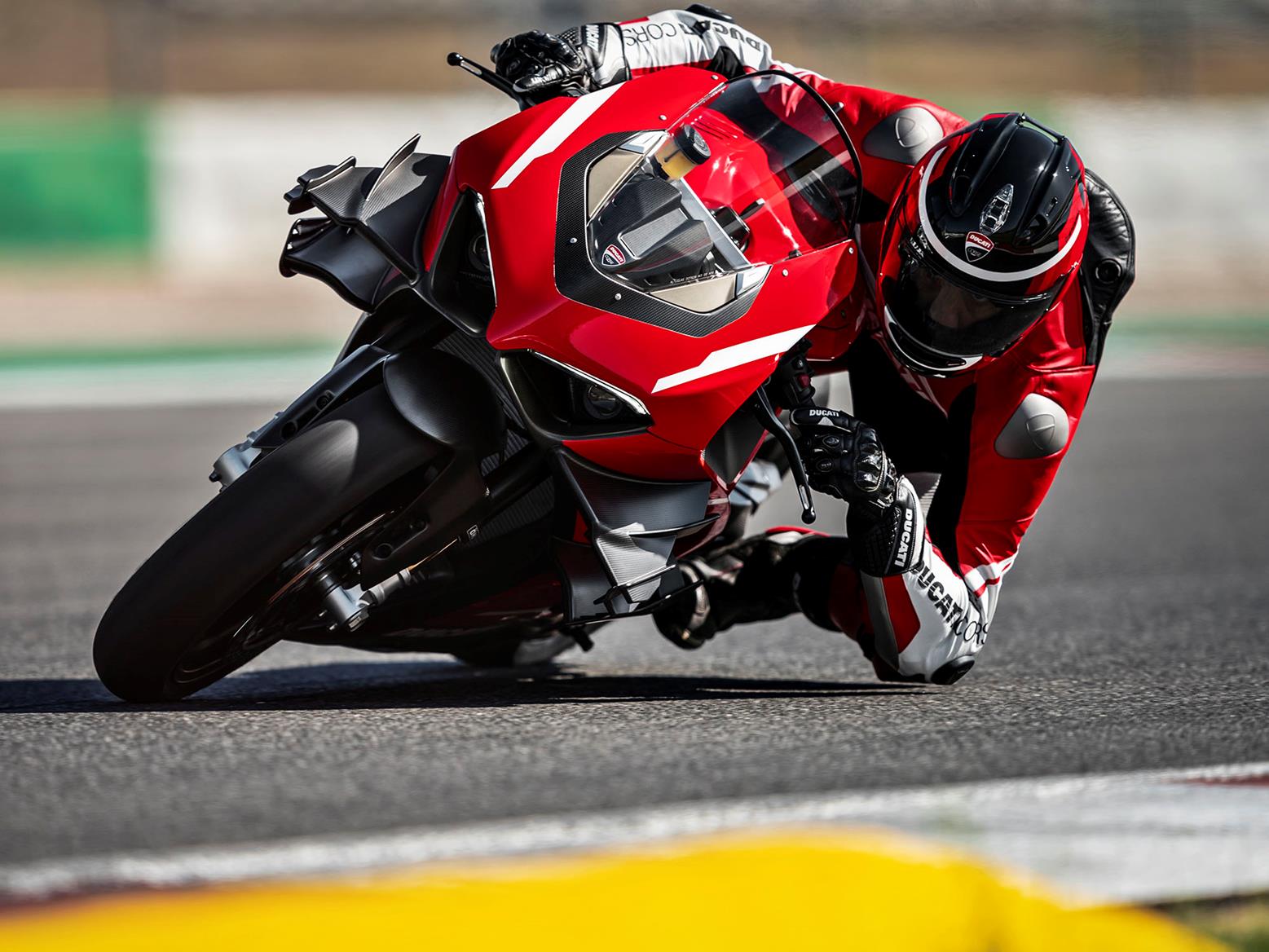 Ducati Superleggera V4 on the track Ducati Superleggera V4 on the track