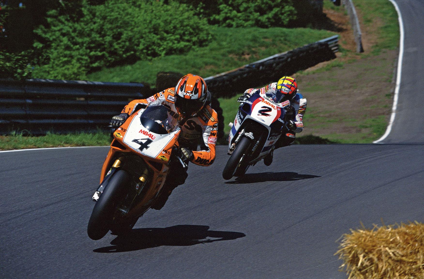 Neil Hodgson and Chris Walker battle for the BSB title Neil Hodgson and Chris Walker battle for the BSB title