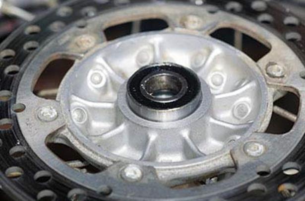 How To Change Motorcycle Rear Wheel Bearings | Reviewmotors.co