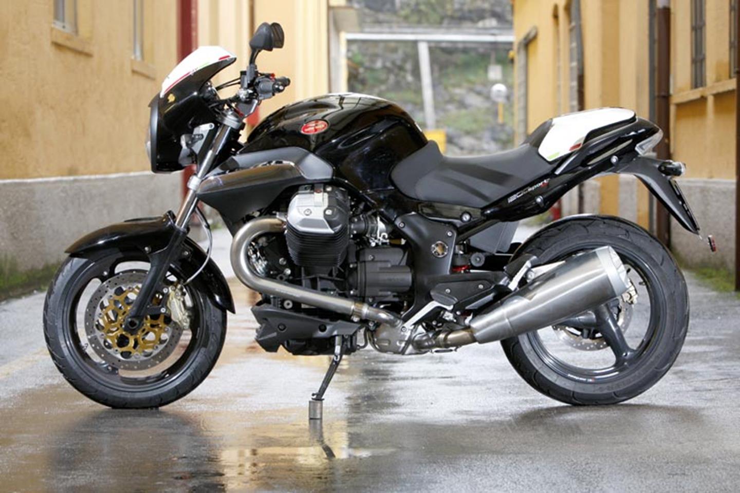 Дорожные байки. Moto Guzzi Breva 1200. Мото Гуцци 1200 спорт. Guzzi мотоцикл 1200. Moto Guzzi Breva 1200 Sport 0-100 разгон.