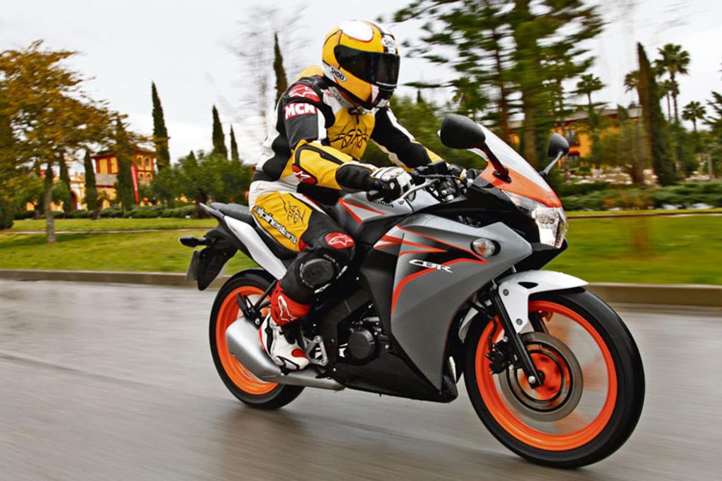 Honda cbr 125 r. Мотоцикл Honda CBR 125. Honda CBR 125 Repsol. Honda CBR 125r 2017.