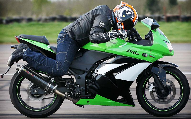 Honda CBR 250 v Kawasaki Ninja 250R - will either go ton-up?