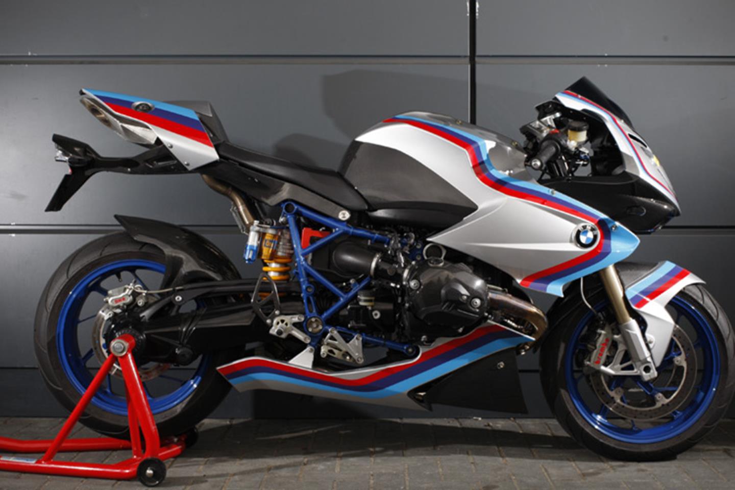 РњРѕС‚РѕС†РёРєР» BMW hp4 Race