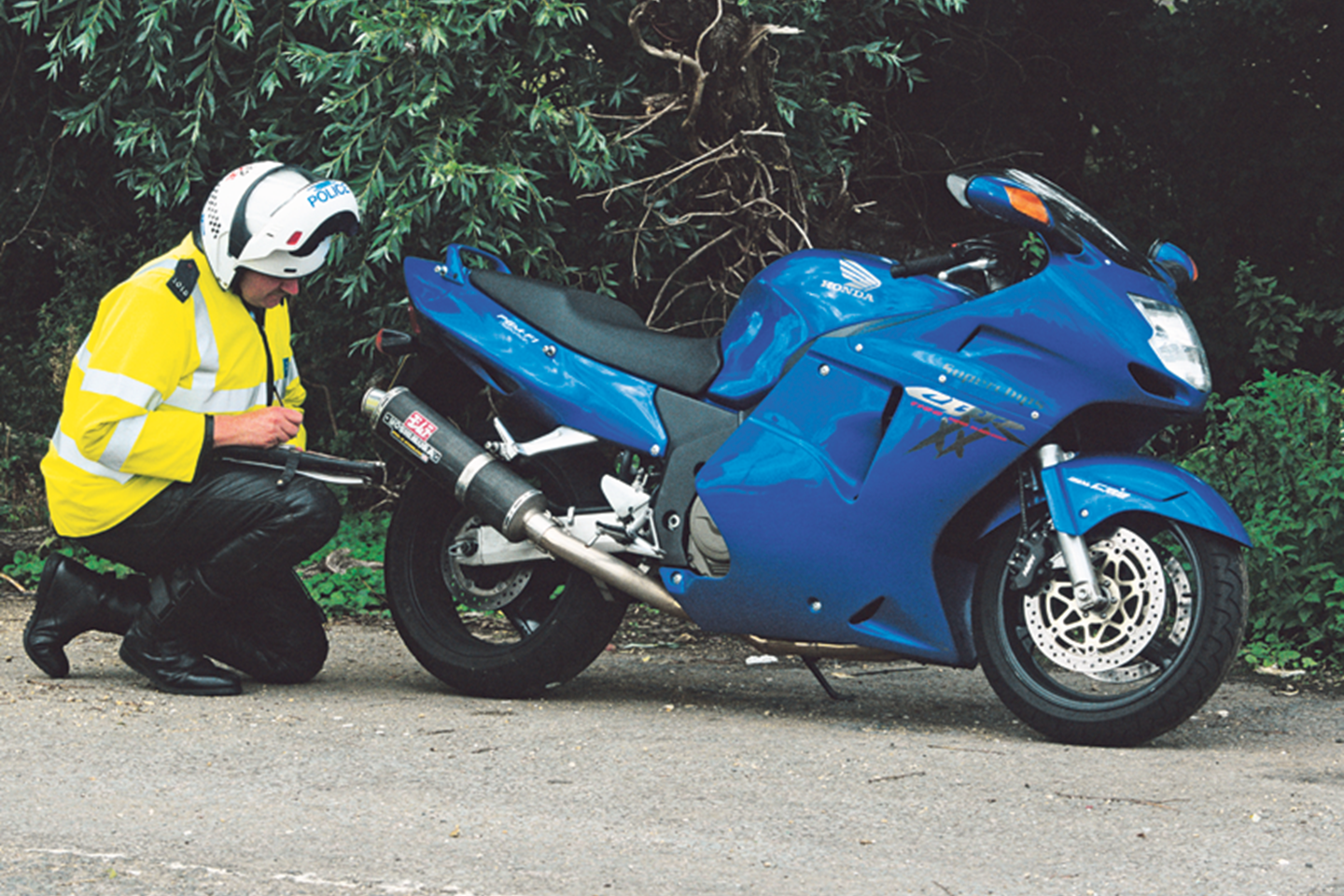 clamp-down-on-illegal-exhausts-mcn