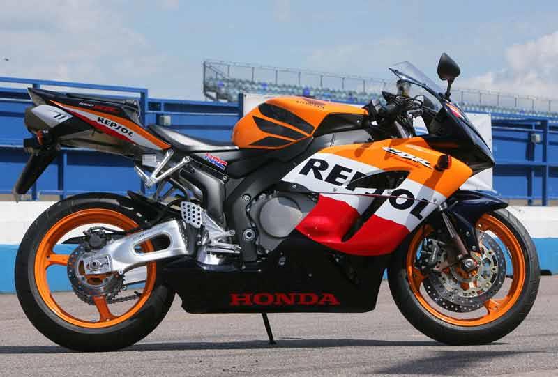 Мотоцикл Honda cbr1000rr красный авария ночью