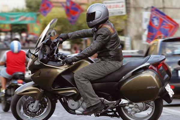 Honda Deauville motorcycle review - Riding