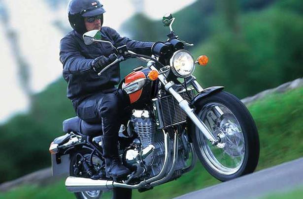 triumph adventurer 900