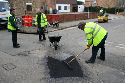 MCN repairs a pothole in 15 minutes - with some help