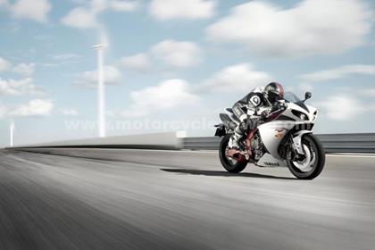 2009 Yamaha R1 action