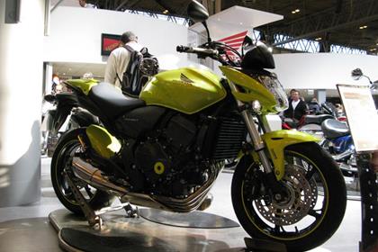 The 2009 Hornet features compression damping adjusters on the rear shock and forks