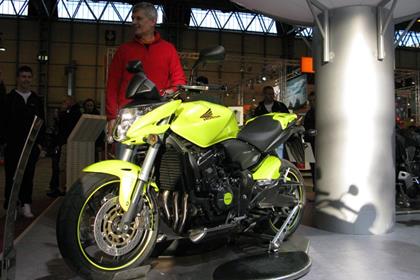 The 2009 Hornet features compression damping adjusters on the rear shock and forks