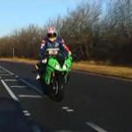 Video: Kawasaki ZX-6R: 2008 v 2009  