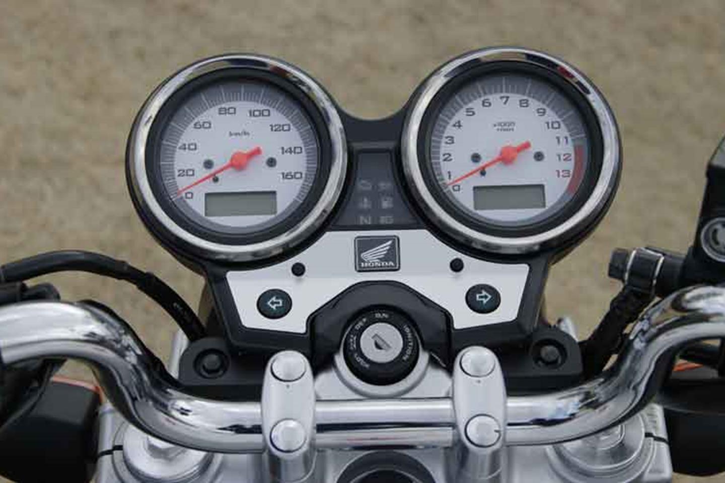 Kawasaki Ninja 250R v Honda VTR250 Kawasaki Ninja 250R v Honda VTR250