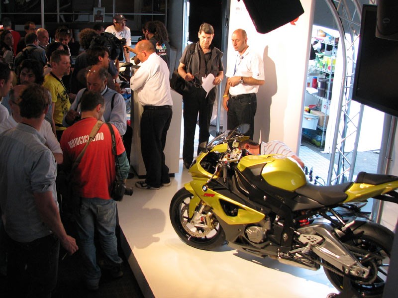 BMW S1000RR officially unveiled