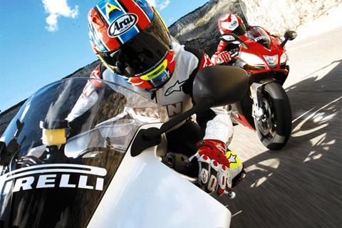 Video: Aprilia RSV4 vs Yamaha R1