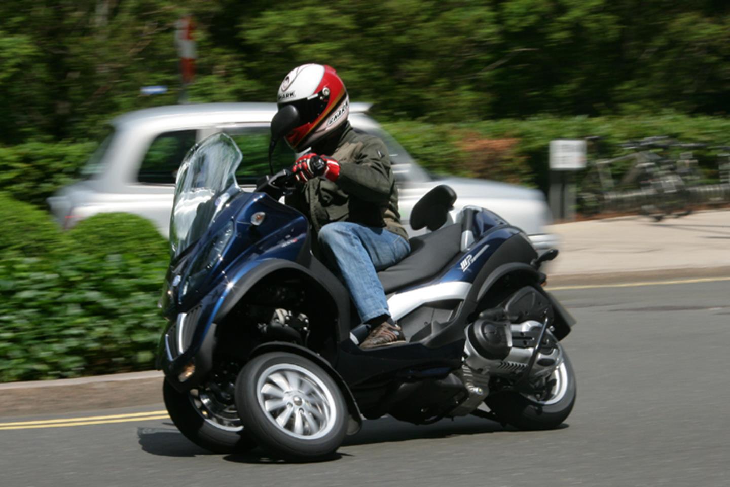 Scooter with two clearance front wheels