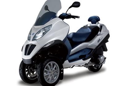 The hybrid MP3 combines a conventional 125cc four-stroke petrol engine with an electric motor