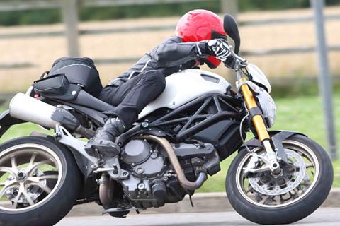 Video: Ducati Monster 1100 changes colour in 3 minutes!