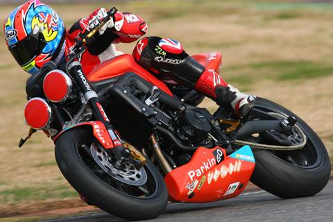 Video: Triumph Daytona 675 and Street Triple R race bikes ridden