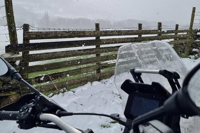 Aprilia Tuareg 660 screen in the snow