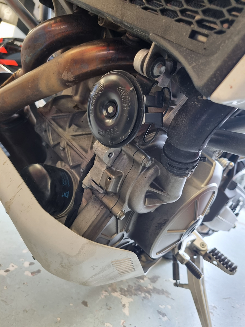 Aprilia Tuareg oil leak detail