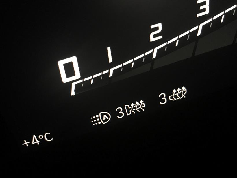 Heated kit setting displayed on the BMW K1600GT dash