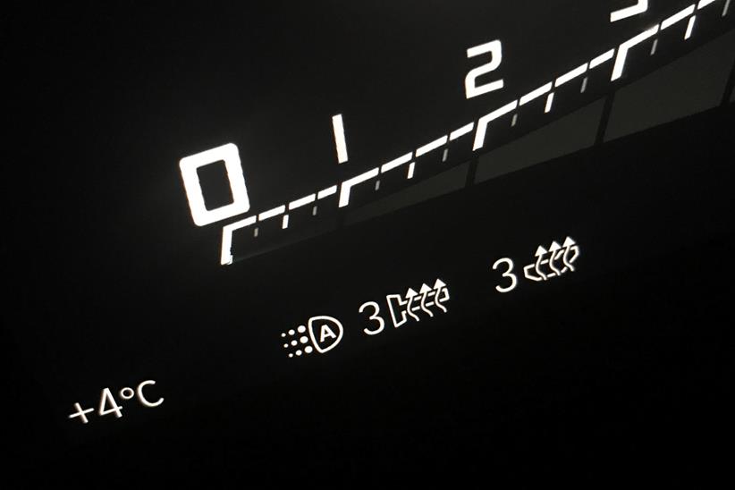 Heated kit setting displayed on the BMW K1600GT dash