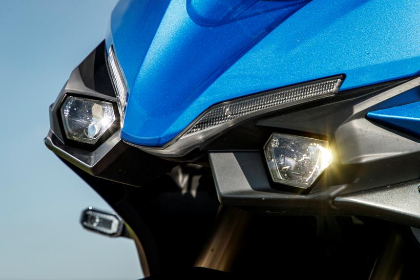 Suzuki GSX-S1000GT lights