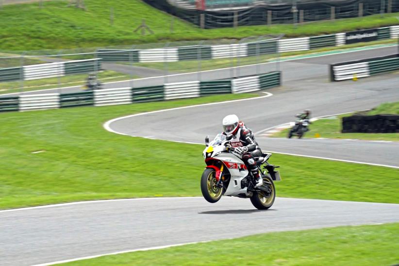 Yamaha R7 wheelie over the Mountain at Cadwell Park