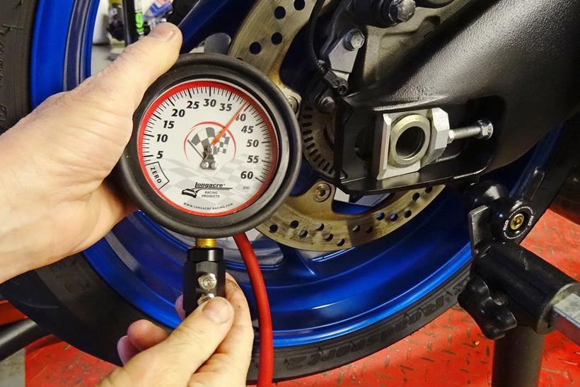 Using a motorcycle tyre pressure gauge