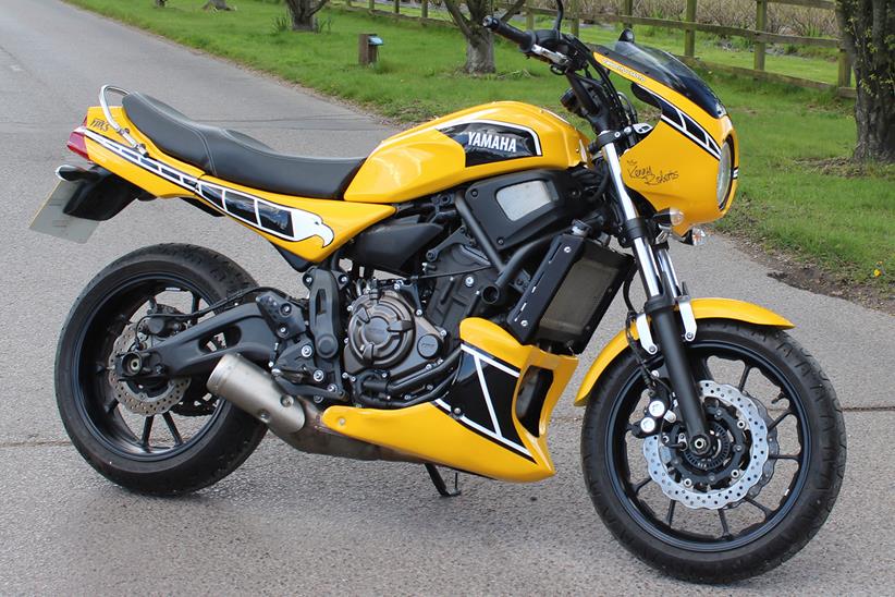 Yamaha XSR700 from side on - Kenny Roberts