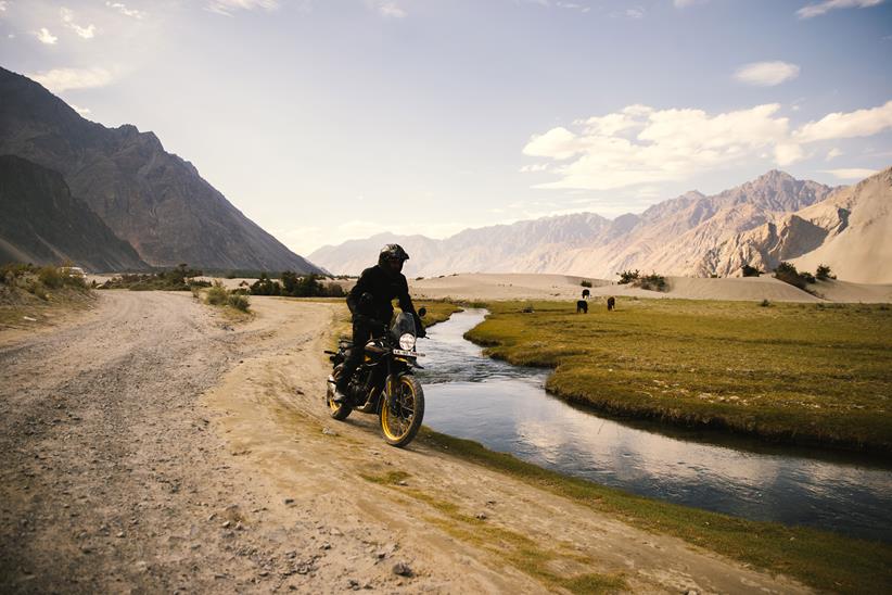 oRoyal Enfield Himalayan 450 - on sand and gravel