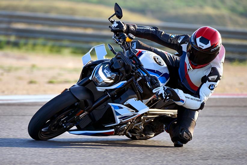 BMW M1000R knee down