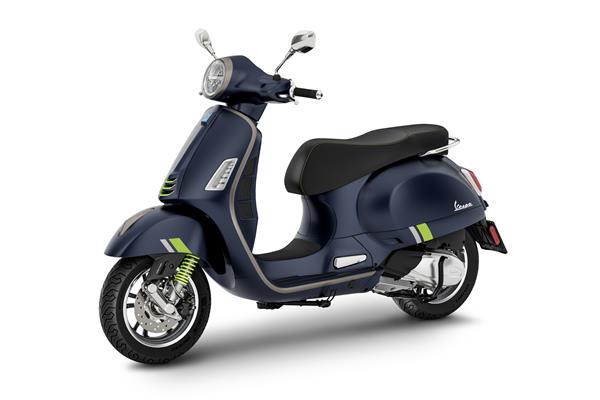 Vespa GTS 300 review on MCN