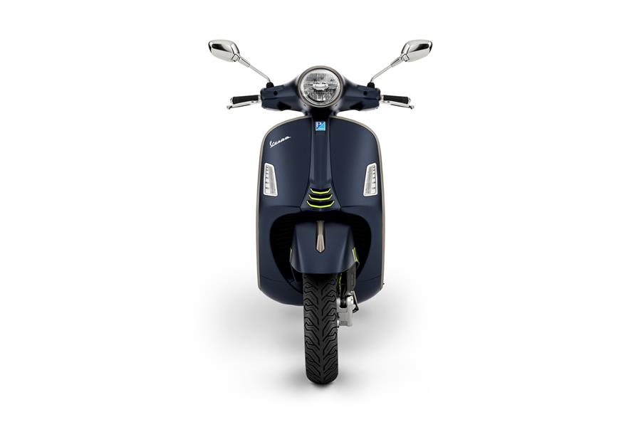 The front end of the Vespa GTS 300 SuperTech has been redesigned to make it look more modern