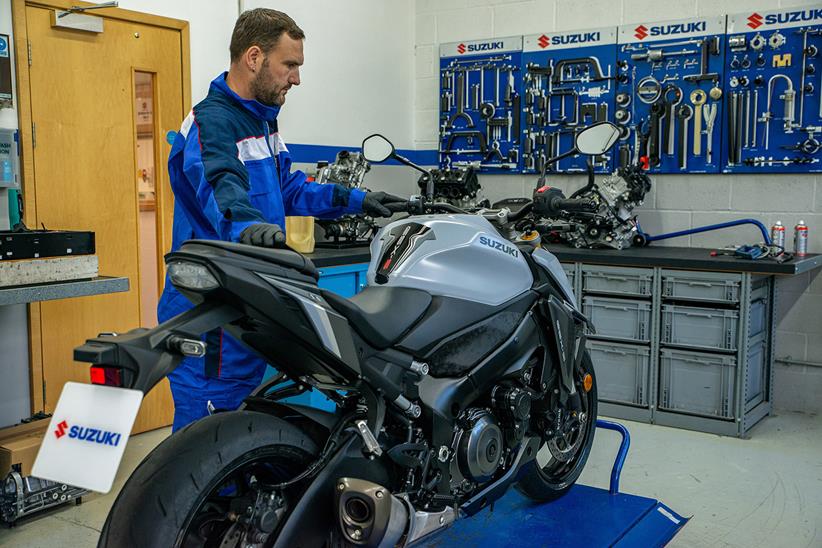 Suzuki mechanic repairs GSX-S1000