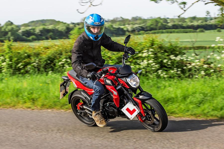 The handling of the Sinnis Akuma 125 is more akin to a proper bike than a Monkey