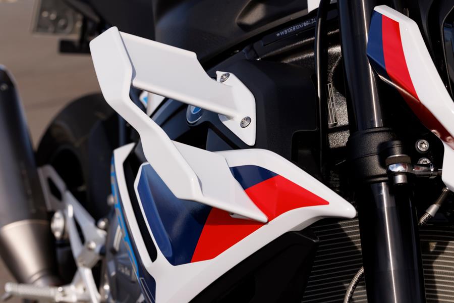 BMW M1000R wing