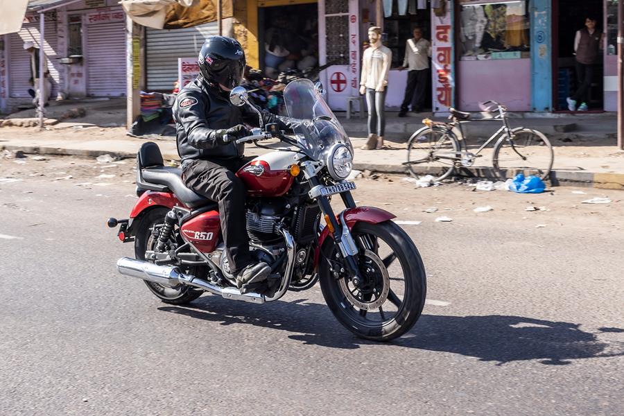 Royal Enfield Super Meteor 650 Touring in red paint